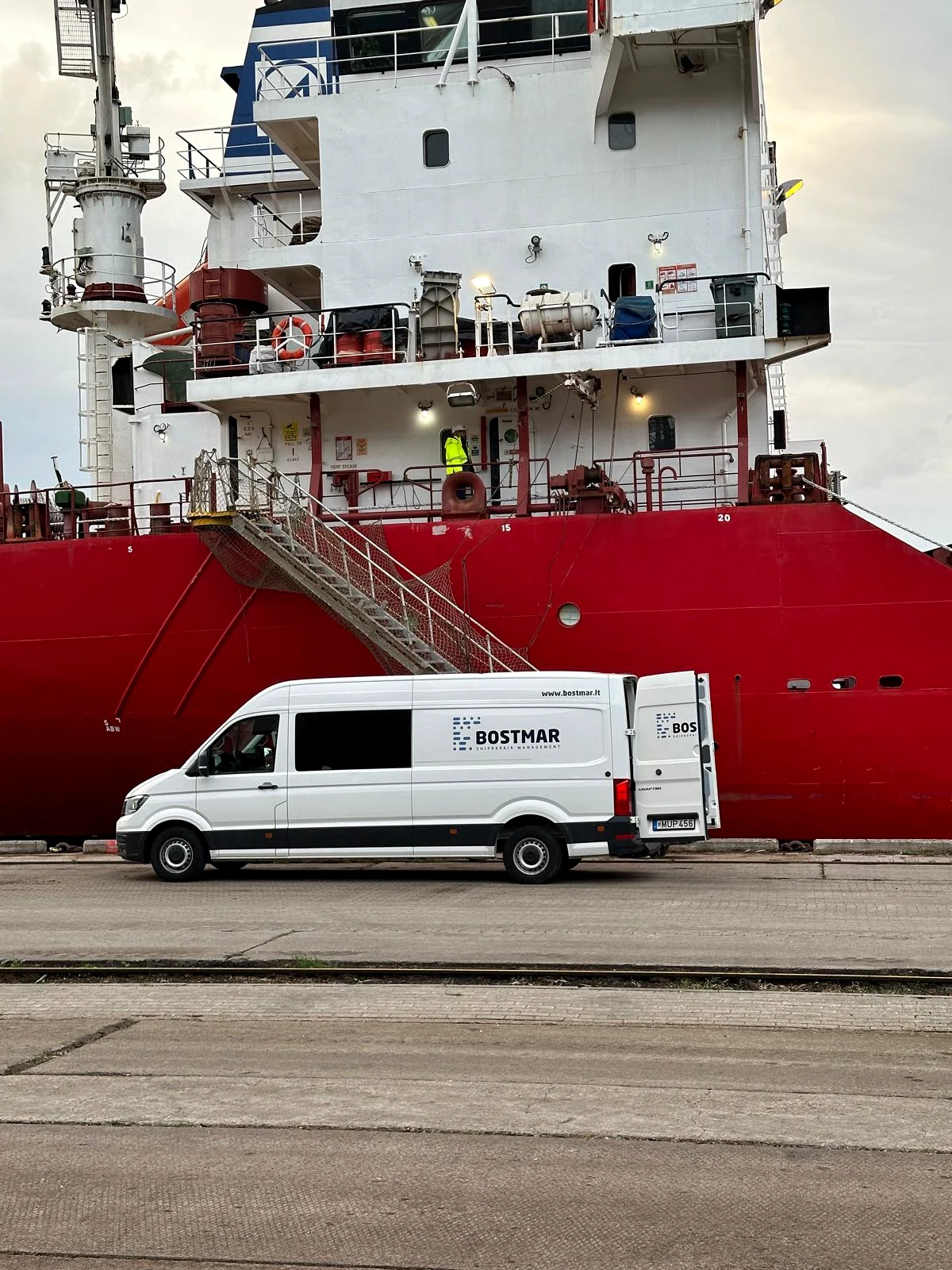 Bostmar service van alongside vessel
